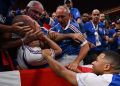 Mbappé acerta bola em torcedor e pede desculpa na arquibancada