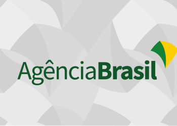 Traineira naufraga no Rio e deixa pelo menos três mortos