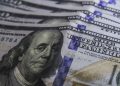 Dólar cai e acumula queda de 3,82% em janeiro