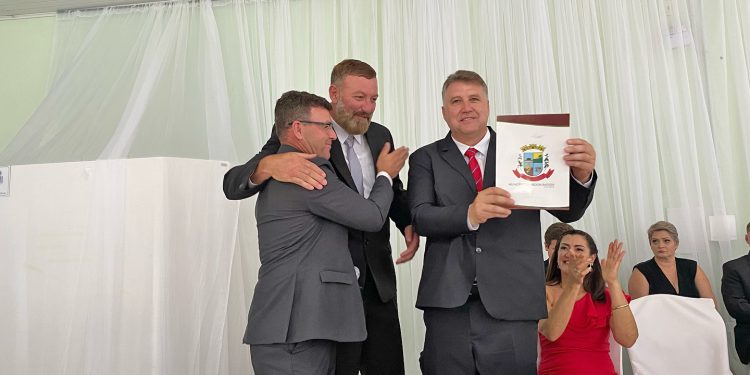Prefeito de Abdon Batista, inicia terceiro mandato com foco em conclusão de projetos