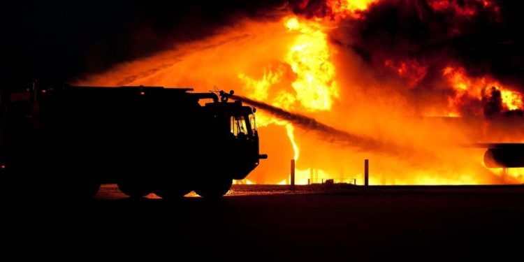 Incêndio florestal se espalha por Los Angeles, deixa dois mortos e mais de mil estruturas destruídas