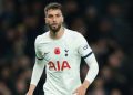 Jogador do Tottenham é levado a hospital após queda feia no jogo contra o Liverpool
