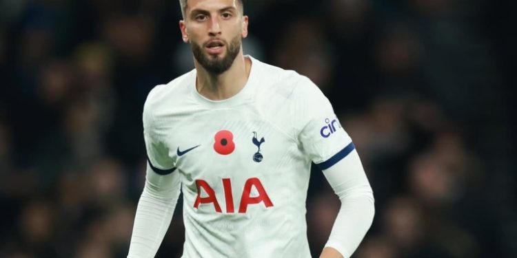 Jogador do Tottenham é levado a hospital após queda feia no jogo contra o Liverpool