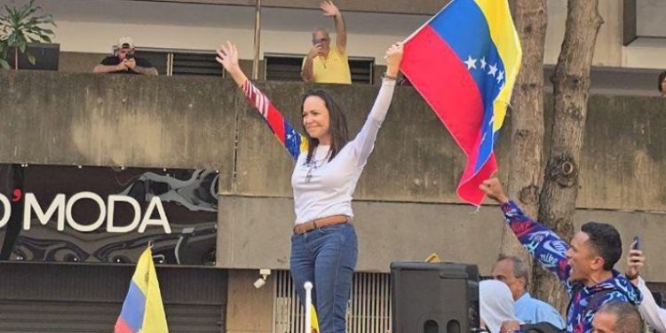 Líder da oposição, María Corina Machado é libertada após ser detida em manifestação contra Maduro
