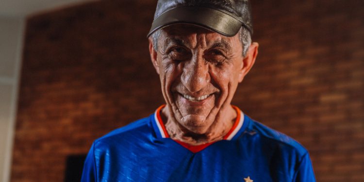 Fortaleza lança camisa em homenagem aos 50 anos de carreira do cantor Fagner