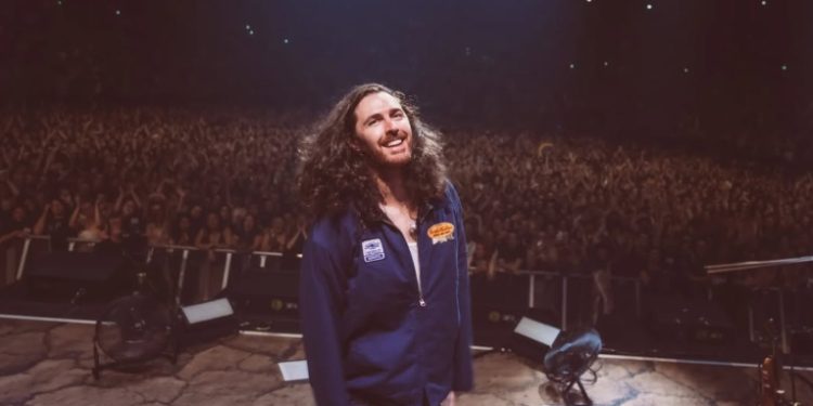 Hozier anuncia shows no Brasil; confira datas e locais
