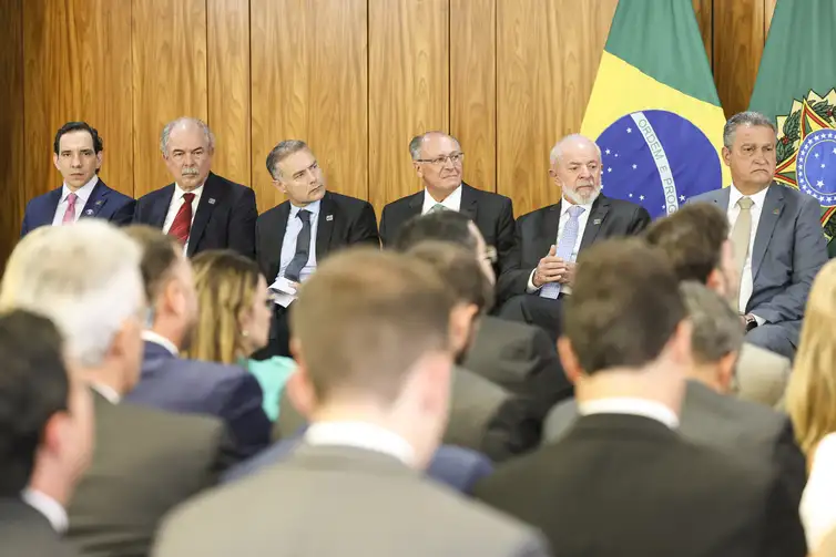Marcelo Camargo/Agência Brasil Brasília (DF), 29/01/2025 - O presidente Luiz Inácio Lula da Silva participa da cerimônia de anúncio do financiamento do BNDES à concessionária EPR Litoral Pioneiro, no Palácio do Planalto. Foto: Marcelo Camargo/Agência Brasil