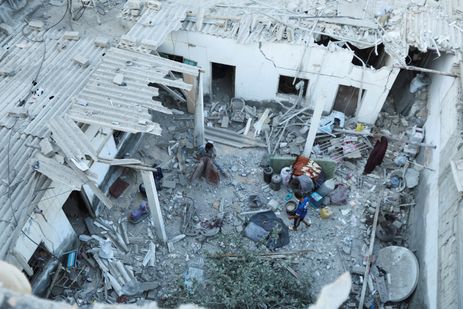 Reuters/Ramadan Abed/Proibida reprodução Palestinians inspect the site of an Israeli strike on a house, amid the Israel-Hamas conflict, in Deir Al-Balah in the central Gaza Strip, August 4, 2024. Reuters/Ramadan Abed/Proibida reprodução