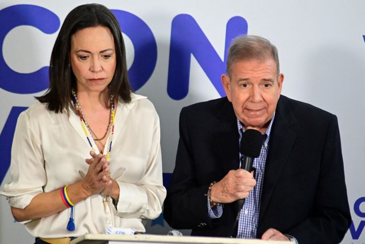 REUTERS/Maxwell Briceno/proibida a reprodução Opposition presidential candidate Edmundo Gonzalez speaks next to Venezuelan opposition leader Maria Corina Machado during a press conference following the announcement by the National Electoral Council that Venezuela's President Nicolas Maduro won the presidential election, in Caracas, Venezuela, July 29, 2024. REUTERS/Maxwell Briceno
