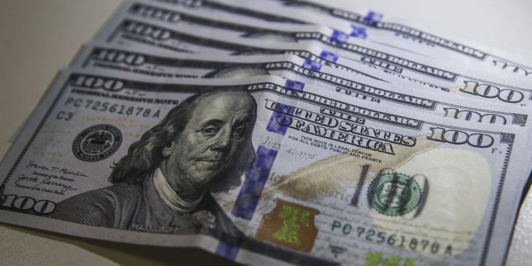 Dólar fecha no menor valor em quase um mês