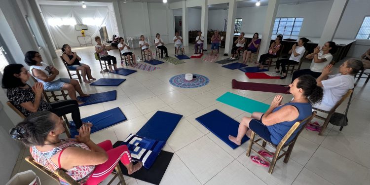 Prefeitura oferece prática de yoga gratuita à comunidade