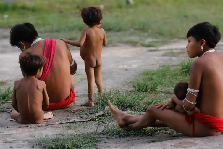 Fernando Frazão/Agência Brasil Surucucu (RR), 09/02/2023 - Mulheres e crianças yanomami em Surucucu, na Terra Indígena Yanomami. Foto: Fernando Frazão/Agência Brasil