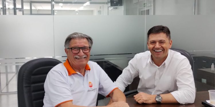Equipe gestora da Rádio Educadora é recepcionada por reitor de faculdade em franca expansão no Planalto Médio
