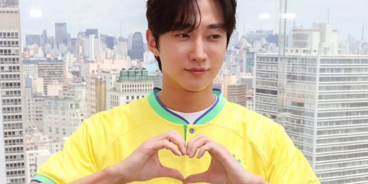Ator sul-coreano Jin Young faz tour pela cidade de São Paulo