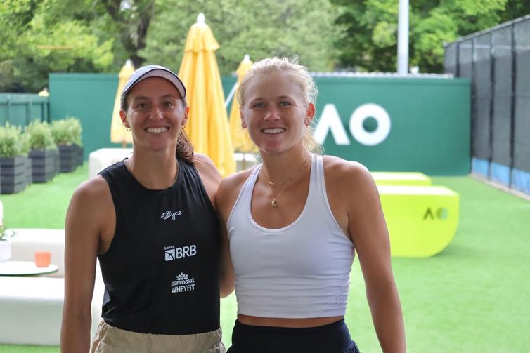 Divulgação/WTA Dupla da brasileira Luisa Stefani com norte-americana Peyton Stearns avança às oitavas do WTA 1000 de Doha, ao vencer na estreia em 09/02/2025