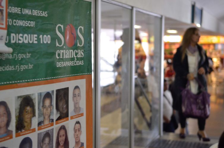 Tânia Rêgo/Agência Brasil O Programa SOS Crianças Desaparecidas, realiza, na Rodoviária Novo Rio, uma ação para despertar a atenção de pais e responsáveis para a cultura de identificação das crianças em viagens(Tânia Rêgo/Agência Brasil)