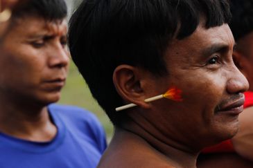 Fernando Frazão/Agência Brasil Surucucu (RR), 09/02/2023 - Homens yanomami em Surucucu, na Terra Indígena Yanomami. Foto: Fernando Frazão/Agência Brasil