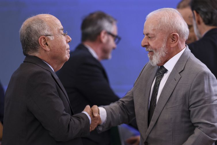 Marcelo Camargo/Agência Brasil Brasília (DF), 26/02/2025 - O ministro de Relações Exteriores, Mauro Vieira, e o presidente Luiz Inácio Lula da Silva, participam da sessão especial de abertura da primeira reunião de sherpas da presidência brasileira do BRICS, no Palácio Itamaraty. Foto: Marcelo Camargo/Agência Brasil