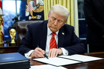 REUTERS/Kevin Lamarque/Proibida reprodução U.S. President Donald Trump signs an executive order in the Oval Office of the White House in Washington, U.S., February 10, 2025. Reuters/Kevin Lamarque/Proibida reprodução