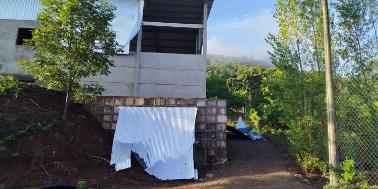 Temporal causa rastro de destruição em Carlos Gomes