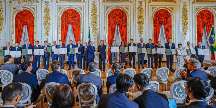 Brasil e Japão firmam 80 acordos, incluindo investimentos para recuperação de pastagens
