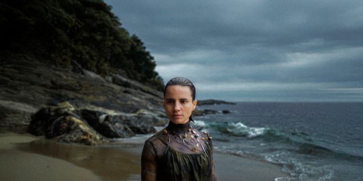 Bianca Comparato estrela novo videoclipe da banda Tagua Tagua