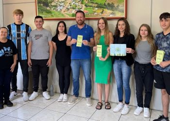 Alunos visitam a Prefeitura de Carlos Gomes, em campanha sobre mudanças climáticas
