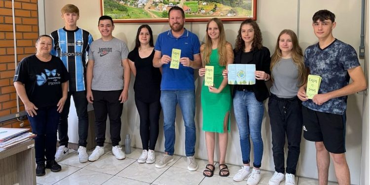 Alunos visitam a Prefeitura de Carlos Gomes, em campanha sobre mudanças climáticas