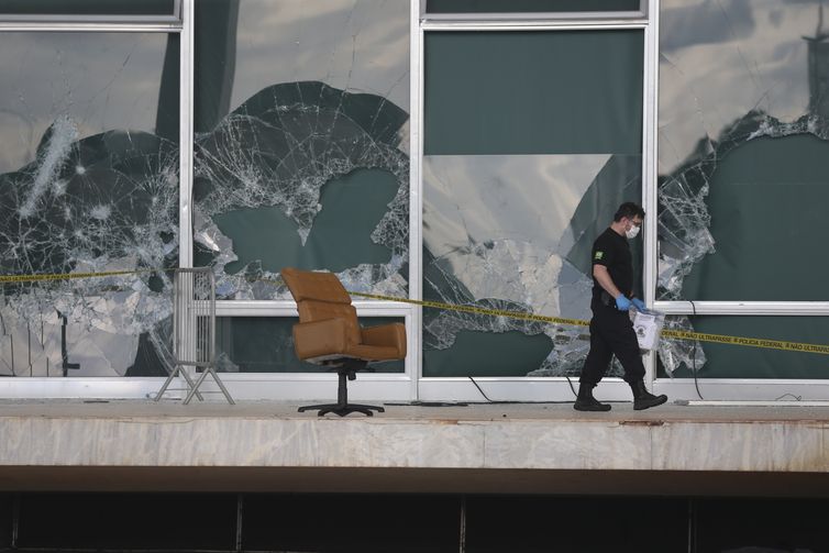 Valter Campanato/Agência Brasil Palácio do Supremo Tribunal Federal e destruído, após atos terroristas no ultimo domingo