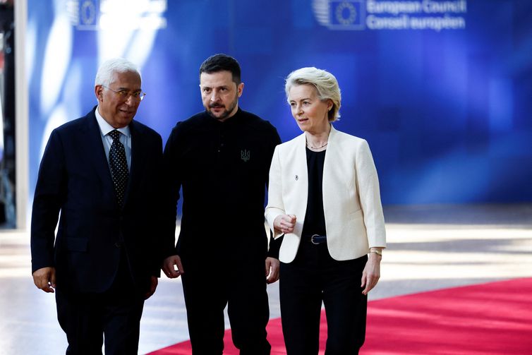 Presidente da Ucrânia, Volodymyr Zelenskiy, ao lado do presidente do Conselho Europeu, António Costa, e da presidente da Comissão Europeia, Ursula von der Leyen, em Bruxelas
06/03/2025 REUTERS/Stephanie Lecocq