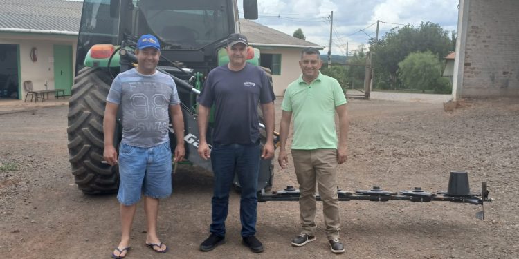 Prefeitura de Machadinho adquire segadeira para fortalecer a agricultura local