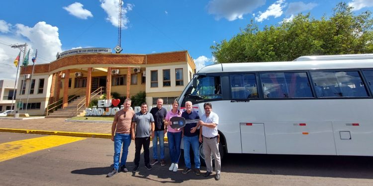 Prefeitura de São João da Urtiga adquire novo microônibus para transporte escolar e universitário