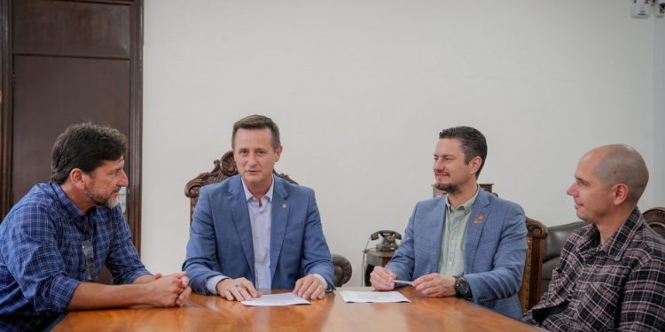 Agricultura assina primeiros convênios com cidades em situação de emergência pela enchente para recuperação de estradas