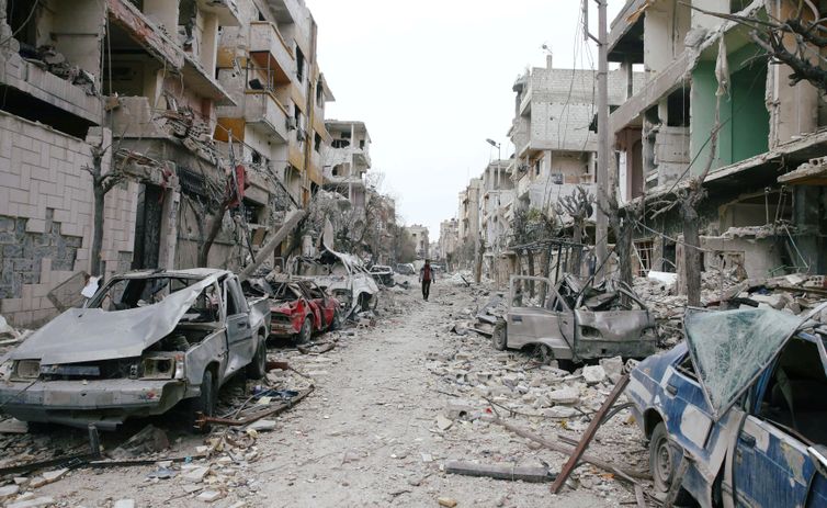 Um dia depois que o Conselho de Segurança da ONU aprovou resolução exigindo o fim dos conflitos na Síria, a região de Ghouta voltou a ser bombardeada neste domingo