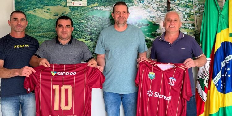 Prefeito e Vice-Prefeito de São João da Urtiga Recebem Representantes da AUF