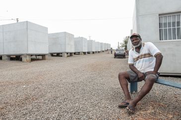 Joédson Alves/Agência Brasil Cruzeiro do sul (RS), 27/04/2025 - Edevar Porto da Cruz (67 anos), fala com agência Brasil, no abrigo temporário.
58 moradias temporárias na parte alta de um morro onde será construído o novo bairro passo estrela. O novo loteamento contará com 480 lotes, dos quais parte será destinada à construção de moradias através das Atas de Registro de Preço da Secretaria de Habitação e Regularização Fundiária (Sehab), e outra parte será disponibilizada para que os próprios beneficiários construam suas casas com recursos próprios. O investimento estimado é de R$ 120 milhões.
Foto: Joédson Alves/Agência Brasil