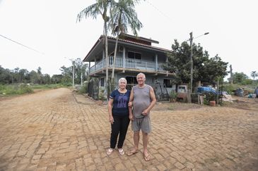 Joédson Alves/Agência Brasil Cruzeiro do sul (RS), 27/04/2025 - O casal, Rosane Maria Lenhard (66 anos) e José Cláudio Lenhard (71 anos), falam com agência Brasil, na frente de sua casa bairro passo de estrela, onde todas casas foram destruídas pela enchente de abril 2024.
A um ano o estado foi atingido por temporais que afetou mais de 400 municípios gaúchos, tiveram bairros inteiros alagados. A maior tragédia climática da história, deixou pelo menos 147 mortos e afetou mais de 2,1 milhões de pessoas.
Foto: Joédson Alves/Agência Brasil