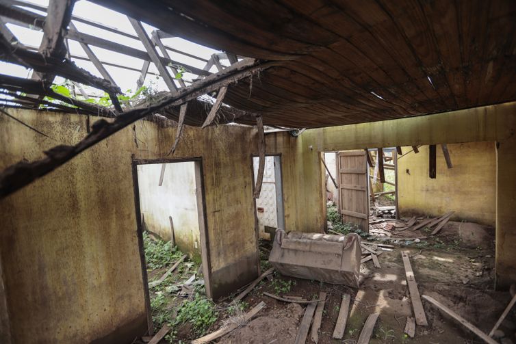 Joédson Alves/Agência Brasil Cruzeiro do sul (RS), 27/04/2025 - Bairro passo de estrela, onde todas casas foram destruídas pela enchente de abril 2024.
A um ano o estado foi atingido por temporais que afetou mais de 400 municípios gaúchos, tiveram bairros inteiros alagados. A maior tragédia climática da história, deixou pelo menos 147 mortos e afetou mais de 2,1 milhões de pessoas.
Foto: Joédson Alves/Agência Brasil