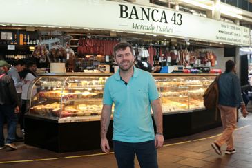 Porto Alegre (RS), 26/04/2025 – O vice-presidente da associação dos lojistas do Mercado Municipal, Jefferson Sauer, fala com agência Brasil, sobre a recuperação do mercado.
A um ano o estado foi atingido por temporais que afetou mais de 400 municípios gaúchos, tiveram bairros inteiros alagados. A maior tragédia climática da história, deixou pelo menos 147 mortos e afetou mais de 2,1 milhões de pessoas.
Foto: Joédson Alves/Agência Brasil