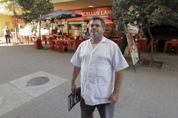 Porto Alegre (RS), 26/04/2025 – O comerciante,  Marcellus Gomes da Silveira, fala com a reportagem da agência Brasil, em sua loja proximo aso mercado munipal.
A um ano o estado foi atingido por temporais que afetou mais de 400 municípios gaúchos, tiveram bairros inteiros alagados. A ,maior tragédia climática da história, deixou pelo menos 147 mortos e afetou mais de 2,1 milhões de pessoas.
Foto: Joédson Alves/Agência Brasil