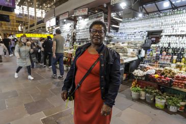 Porto Alegre (RS), 26/04/2025 – Vera Regina dos Santos, fala para reportagem da agência Brasil, durante sua visita pela primeira vez ao mercado municipal depois da enchente.  A um ano o estado foi atingido por temporais que afetou mais de 400 municípios gaúchos, tiveram bairros inteiros alagados. A ,maior tragédia climática da história, deixou pelo menos 147 mortos e afetou mais de 2,1 milhões de pessoas.
Foto: Joédson Alves/Agência Brasil