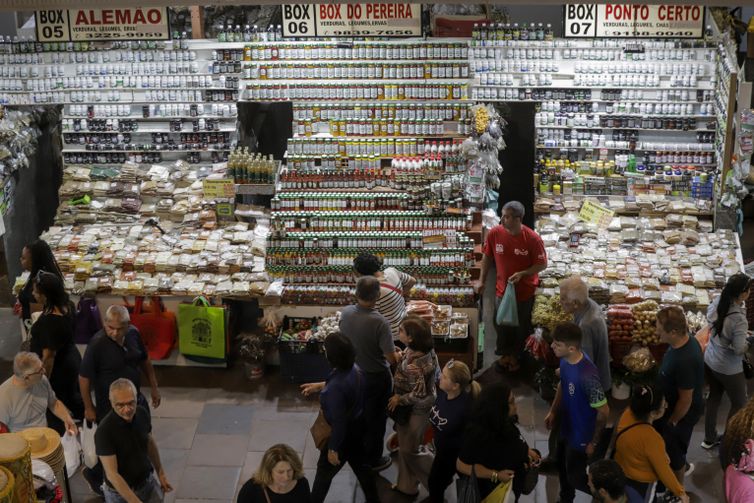 Porto Alegre (RS), 26/04/2025 – Vista geral do Mercado Municipal de Porto Alegre. A um ano o estado foi atingido por temporais que afetou mais de 400 municípios gaúchos, tiveram bairros inteiros alagados. A ,maior tragédia climática da história, deixou pelo menos 147 mortos e afetou mais de 2,1 milhões de pessoas.
Foto: Joédson Alves/Agência Brasil