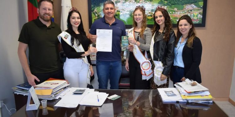 Comitiva de Soberanas de Carlos Gomes faz visita à gestores do Executivo de Paim Filho