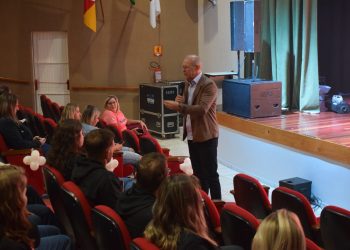 Palestra sobre equilíbrio emocional reúne grande público no Centro Cultural 19 de Março