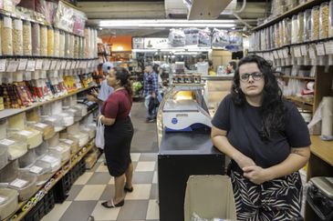 Porto Alegre (RS), 26/04/2025 – A comerciante, Carolina Kader, fala com a reportagem da agência Brasil, em sua loja no mercado munipal.
A um ano o estado foi atingido por temporais que afetou mais de 400 municípios gaúchos, tiveram bairros inteiros alagados. A ,maior tragédia climática da história, deixou pelo menos 147 mortos e afetou mais de 2,1 milhões de pessoas.
Foto: Joédson Alves/Agência Brasil