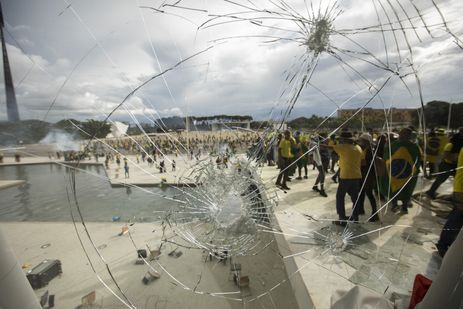 Joedson Alves/Agencia Brasil Brasilia (DF) 08/01/2023 - Golpistas invadem prédios públicos na praça dos Três Poderes. Vandalos na rampa de acesso do Palácio do Planalto.