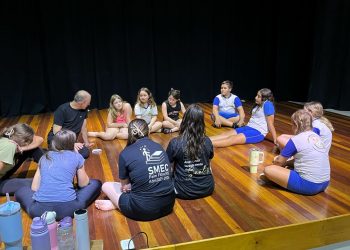 Oficina de teatro no contraturno escolar oferece potencial para revelar talentos em Paim Filho