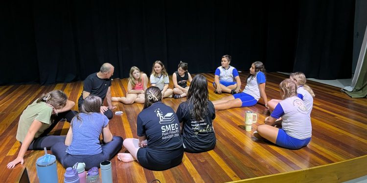 Oficina de teatro no contraturno escolar oferece potencial para revelar talentos em Paim Filho
