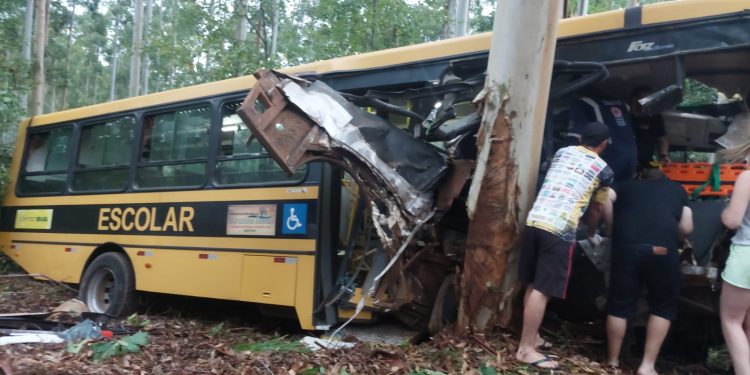 Ônibus escolar se envolve em acidente na ERS-331, em Marcelino Ramos