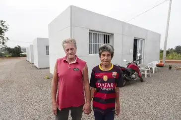 Joédson Alves/Agência Brasil Cruzeiro do sul (RS), 27/04/2025 – O casal, Liane Maria de Quadros (64 anos) e Danilo Hiedt (65 anos), conversam com agência Brasil, no abrigo temporário.
58 moradias temporárias na parte alta de um morro onde será construído o novo bairro passo estrela.O novo loteamento contará com 480 lotes, dos quais parte será destinada à construção de moradias através das Atas de Registro de Preço da Secretaria de Habitação e Regularização Fundiária (Sehab), e outra parte será disponibilizada para que os próprios beneficiários construam suas casas com recursos próprios. O investimento estimado é de R$ 120 milhões
Foto: Joédson Alves/Agência Brasil